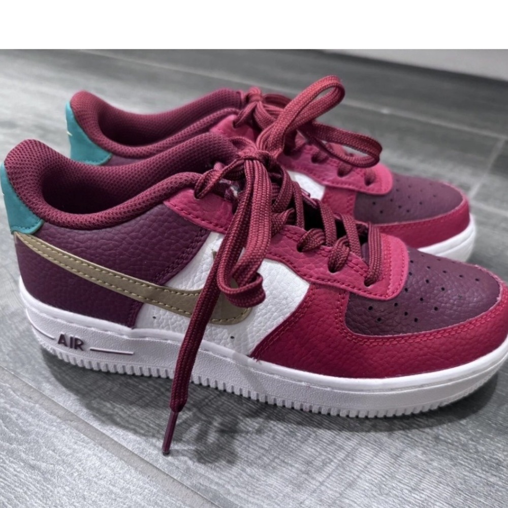 Nike Air Force 1 Low GS "Christmas" Youth Size 4.5 Red Green Women's 6‎